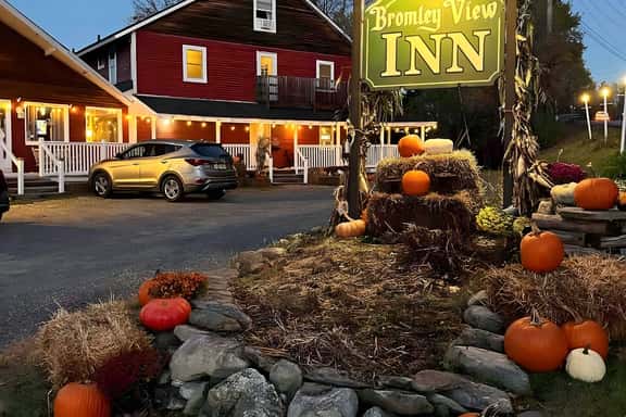 Entire Hotel • 50 Person Capacity Bromley View Inn - Image 1