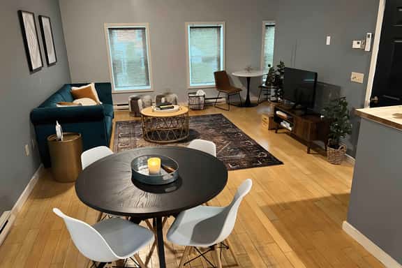 Near Track & Town, Cozy Two Bed - Image 1