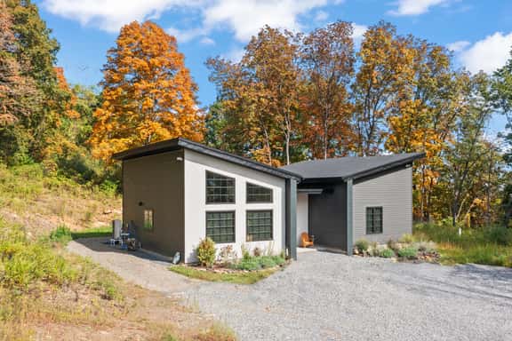 Modern Hudson Retreat Near Town with Hot Tub - Image 1