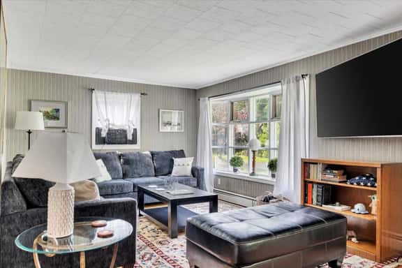 Saratoga Track House, Pet Friendly, Workspace - Image 1