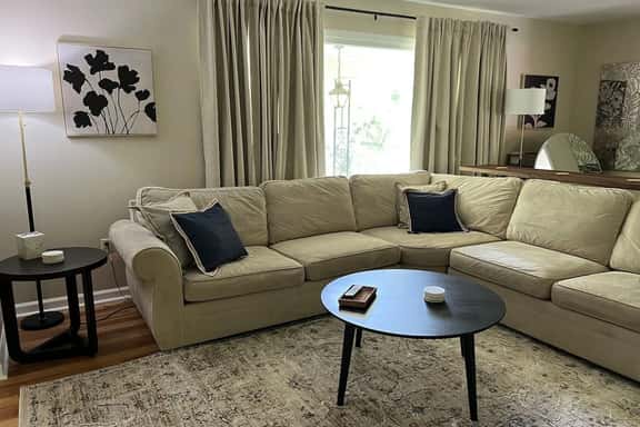 Charming Sunlit 6 Bed 3 Full Bath Home with Pool Table - Image 1