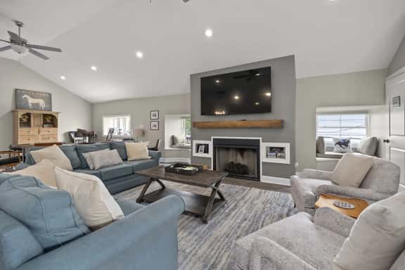 Lakefront House Near Track 8 Bedrooms! - Image 1
