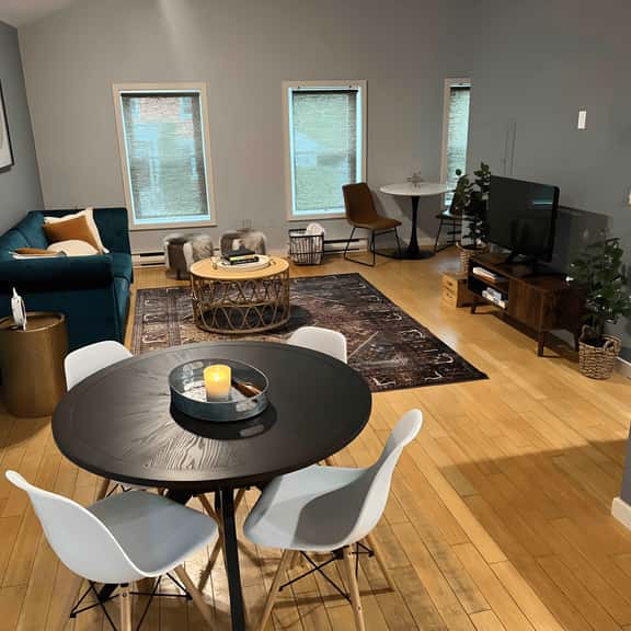 Near Track & Town, Cozy Two Bed - Image 1