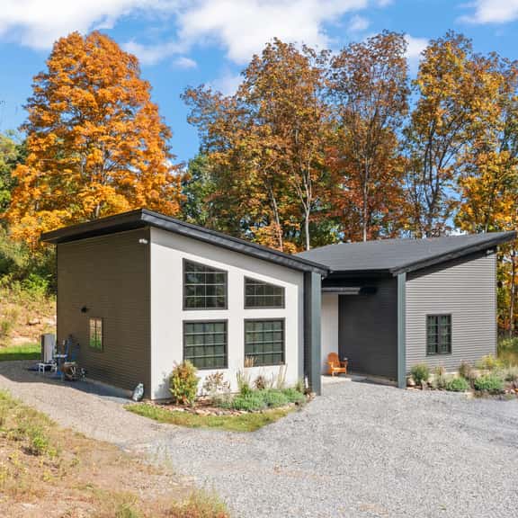 Modern Hudson Retreat Near Town with Hot Tub - Image 1