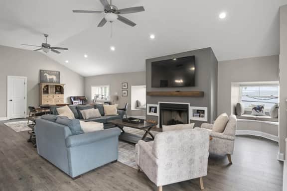 Lakefront House Near Track 8 Bedrooms!