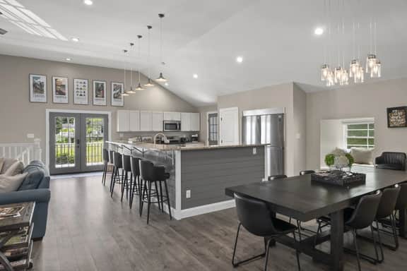 Lakefront House Near Track 8 Bedrooms!