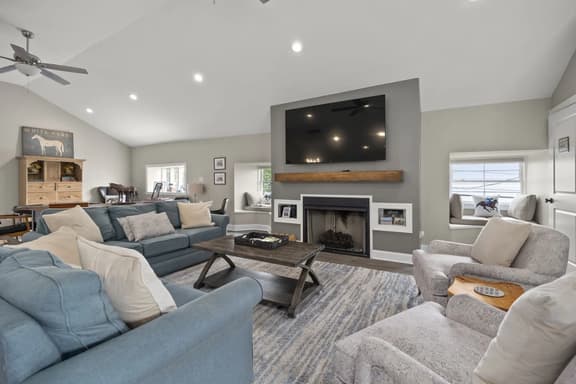 Lakefront House Near Track 8 Bedrooms!