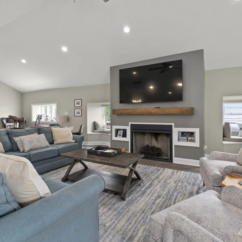 Lakefront House Near Track 8 Bedrooms!